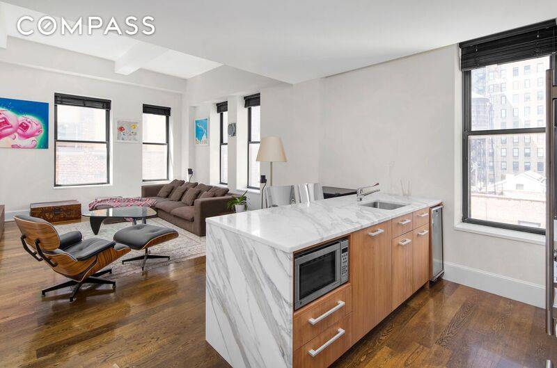 260 Park Avenue South features the perfect blend of pre war charm and a modern, luxurious finish.