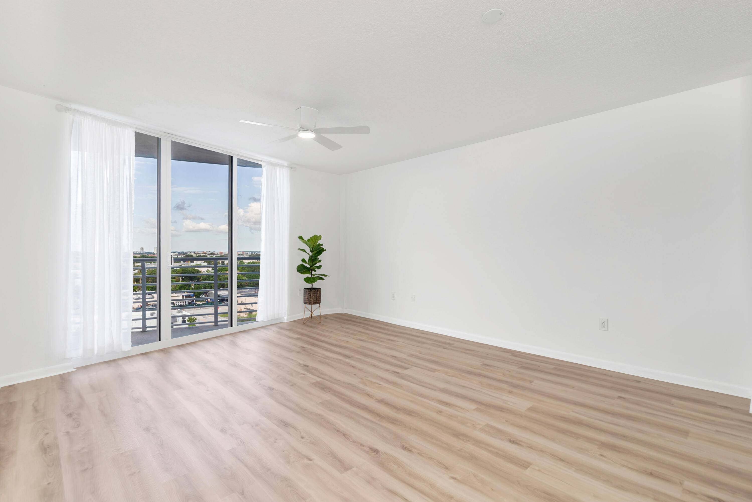 Amazing opportunity to live in a modern, luxury building situated along the intracoastal waterway on Flagler Drive.