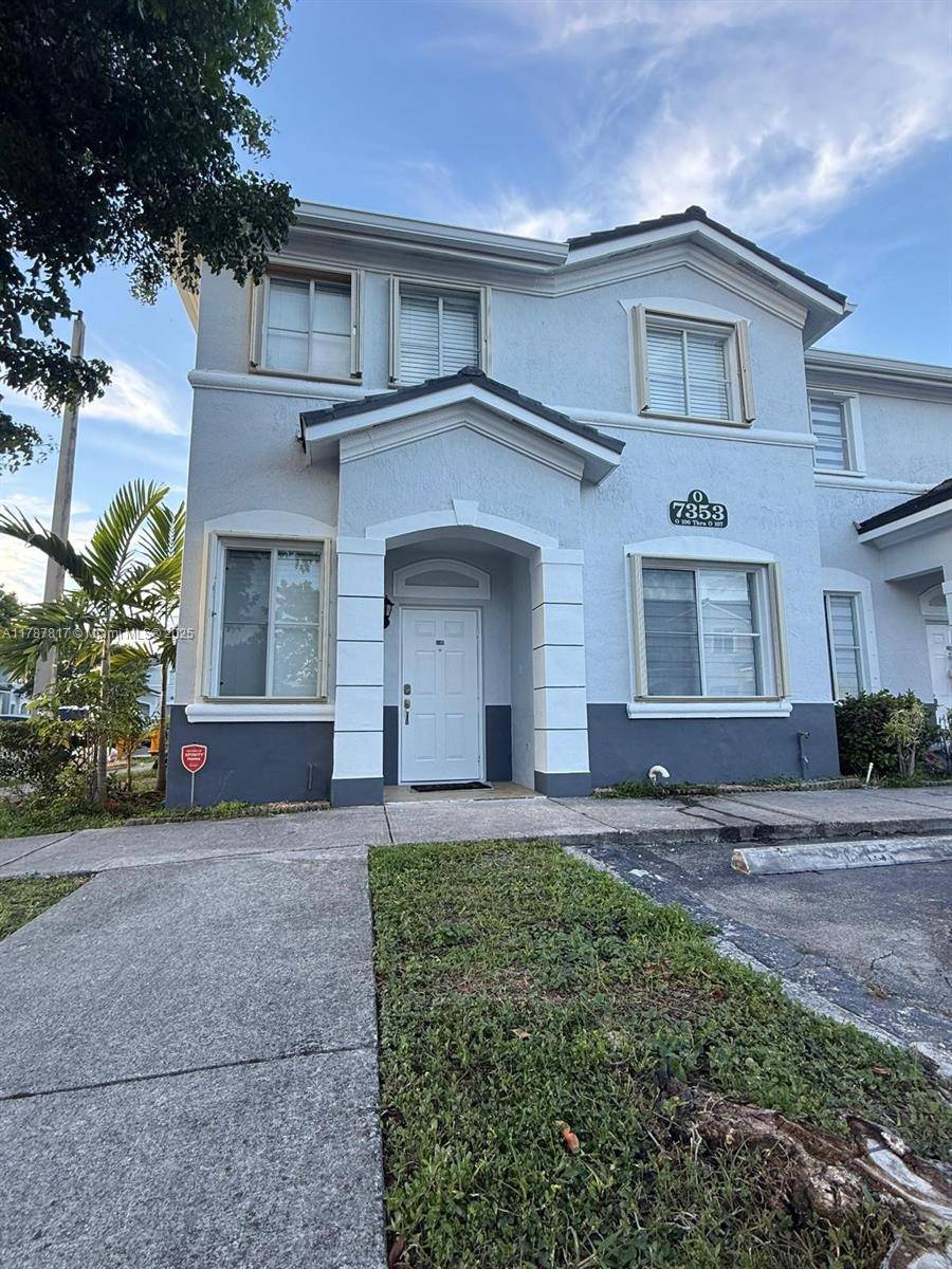Corner Townhouse Perfect for First Time Buyers Spacious 3 bed 3 bath townhouse originally a 4 3, with flex space on the first floor to easily convert back to a ...