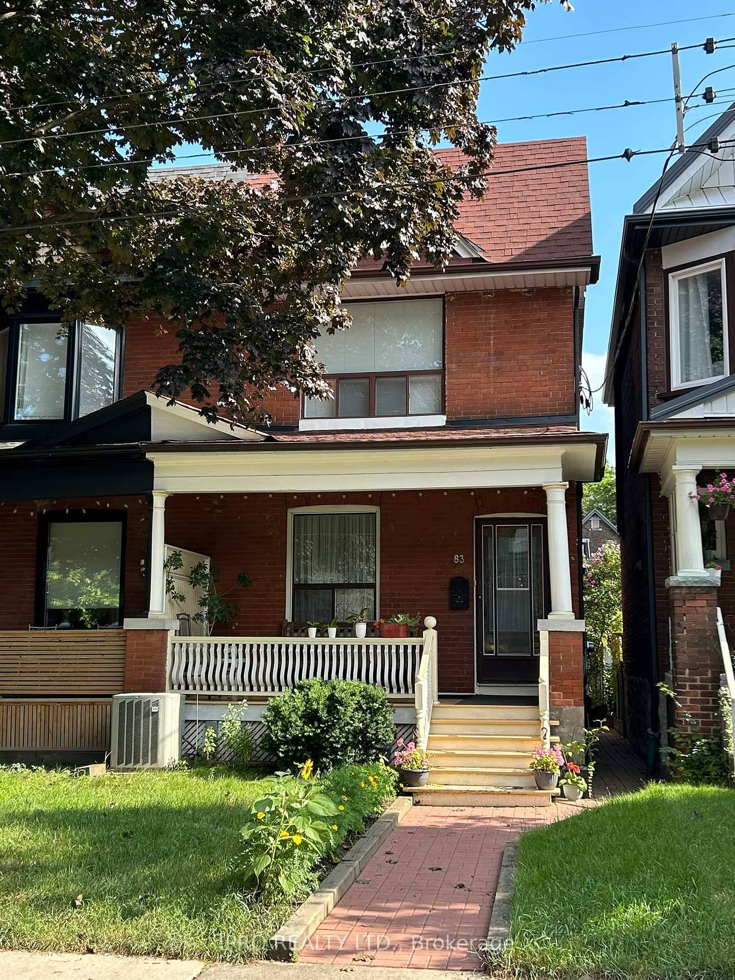 Bright amp ; Airy This Spacious Studio Unit Is Ideally Located In The Heart Of Fabulous Roncesvalles.