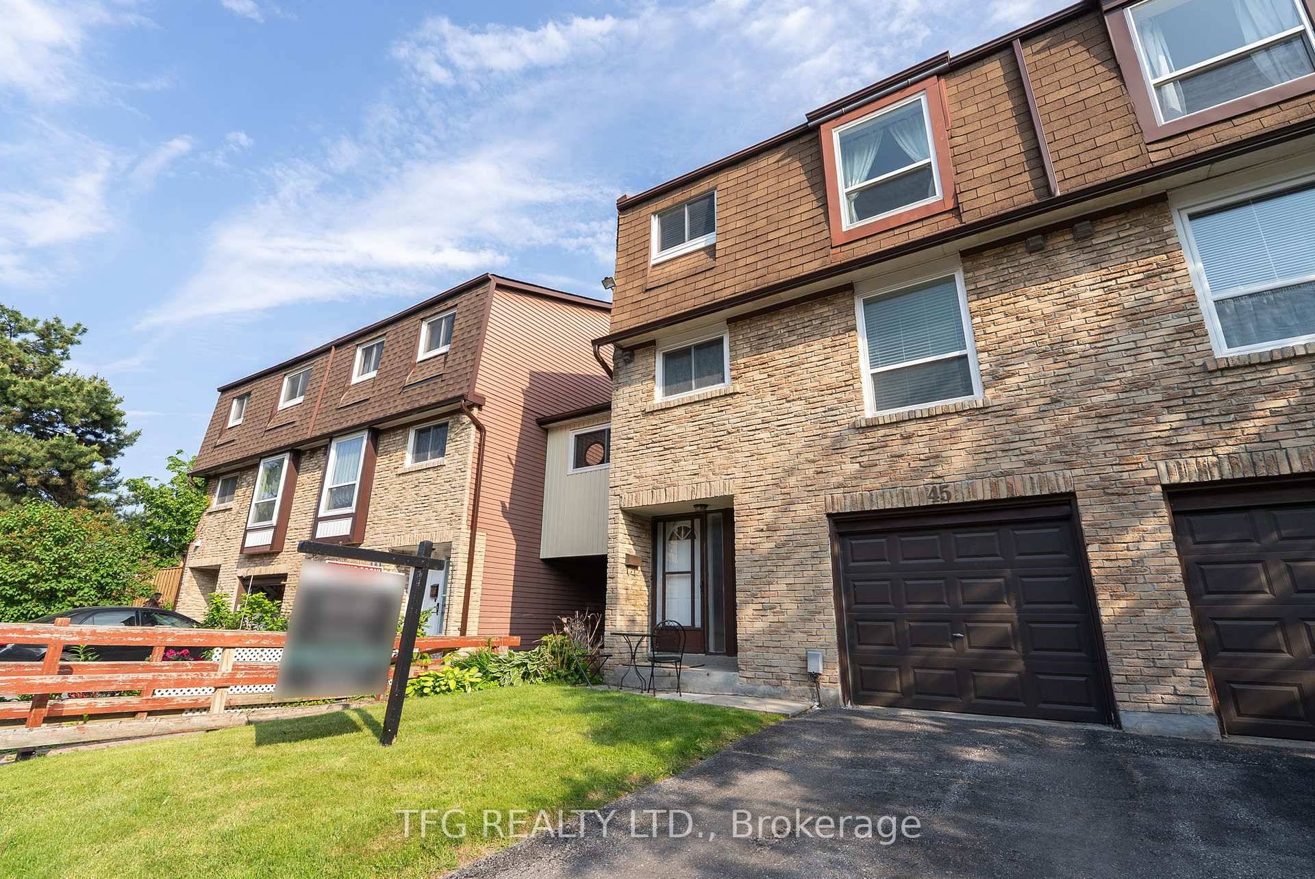 Spacious End Unit Condo Townhome Backing onto Garden amp ; Pool.