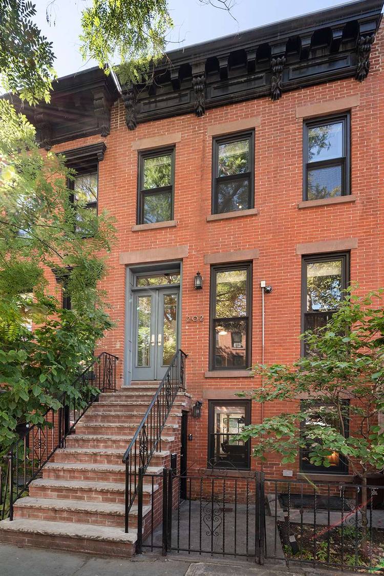 Furnished SHORT TERM RENTAL in a Stunning Boerum Hill Townhouse January 25th February 27, 2027 This gorgeous home is available fully furnished complete with feline companion.