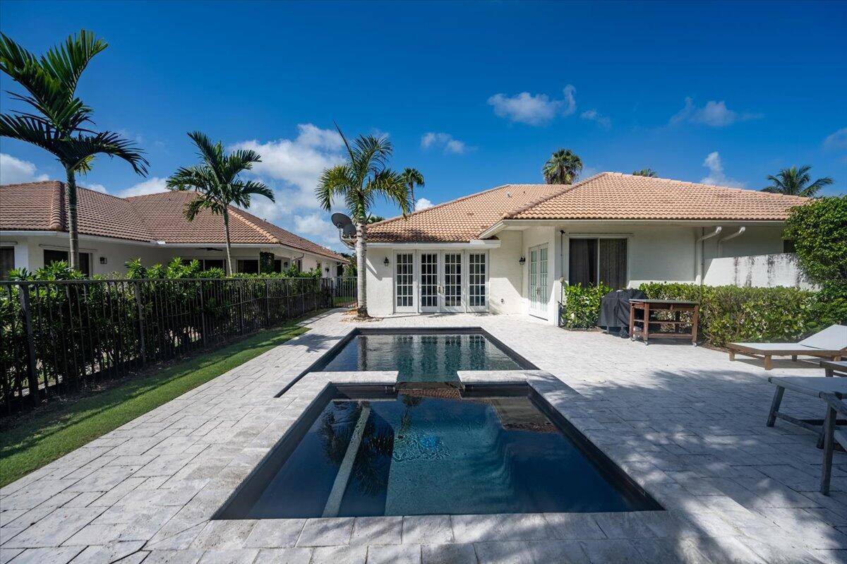 Fully furnished and turn key, this tastefully updated and decorated 3 bedroom, 3 bathroom villa is located in the heart of Palm Beach Polo Country Club.