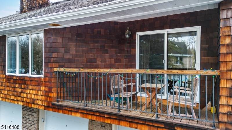 Welcome to this well maintained and bright condo located in a quiet area of the complex.