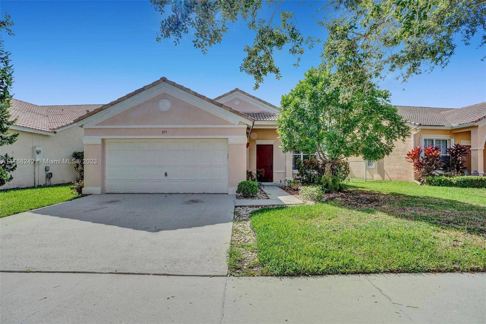 Beautiful 3 2 single family home centrally located in Weston.