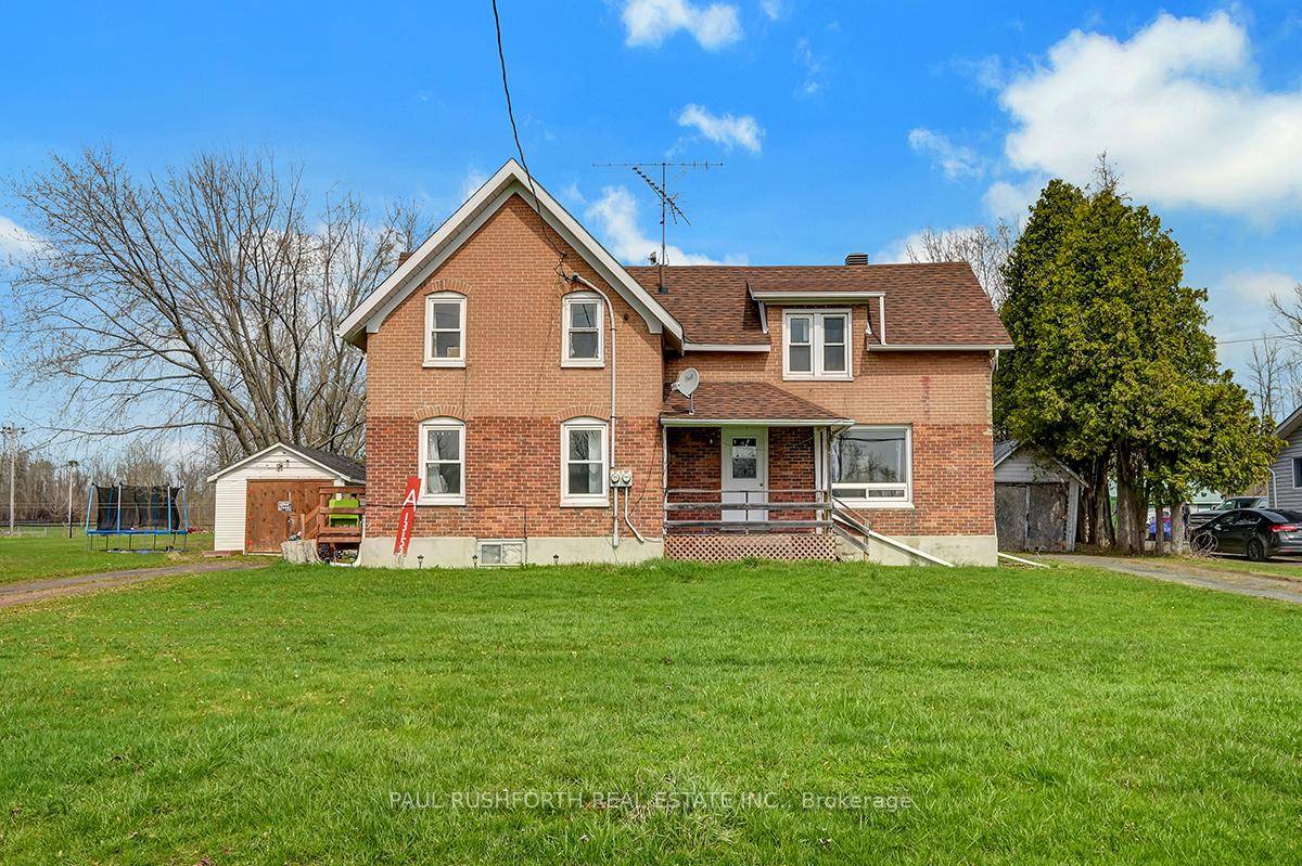 Welcome to this cash flowing DUPLEX in Morrisburg with a view of the park and the river !