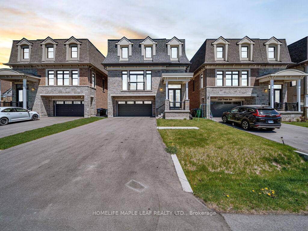 Luxury Living In 3 Storey !