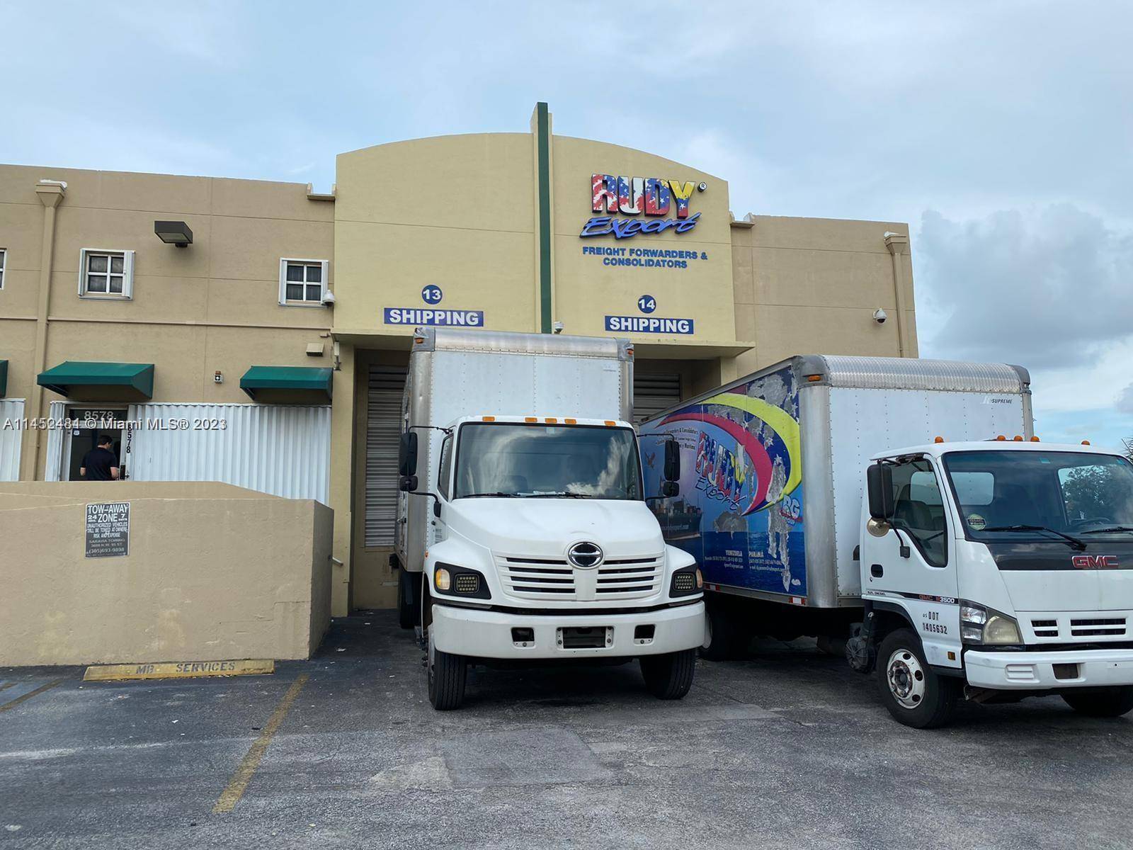 Central location in Doral 3, 390SF Total area, warehouse with aircondition, 5 offices 1 master offis with bathroon looby, kitchen, 3 bathroon, allocated Parking Spaces, service, 2 Dock High Shipments.
