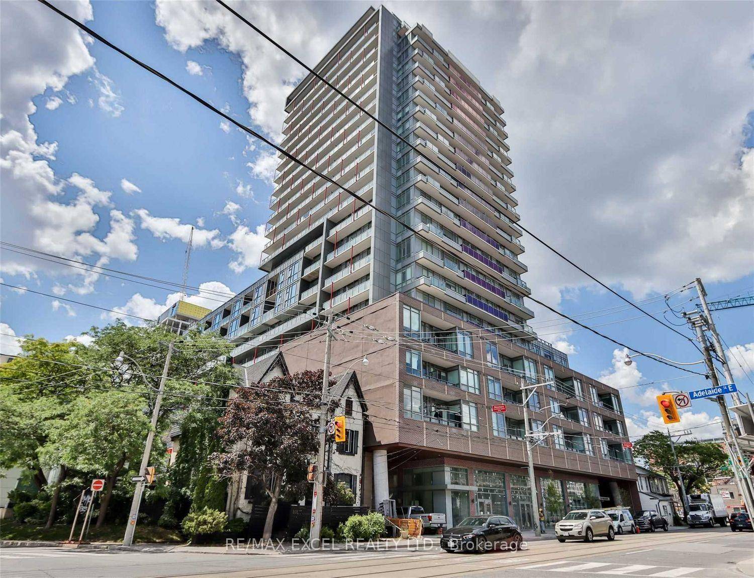 Stunning Lake amp ; City Views Spacious 1 Den with Balcony Welcome to this bright and modern 1 1 bedroom condo in the heart of the Distillery St.