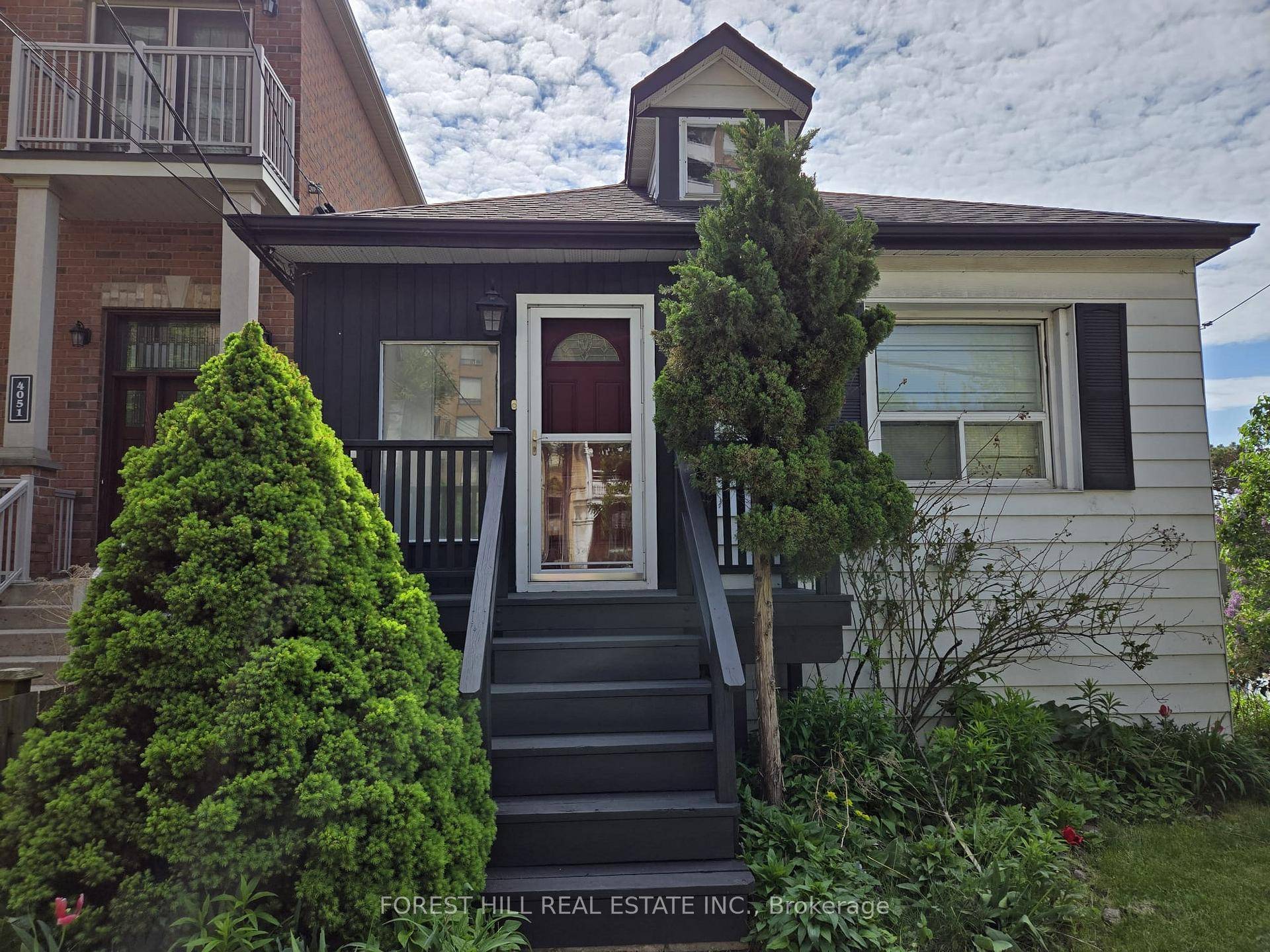 An Absolute Dollhouse in Upper Lambton Baby Point !