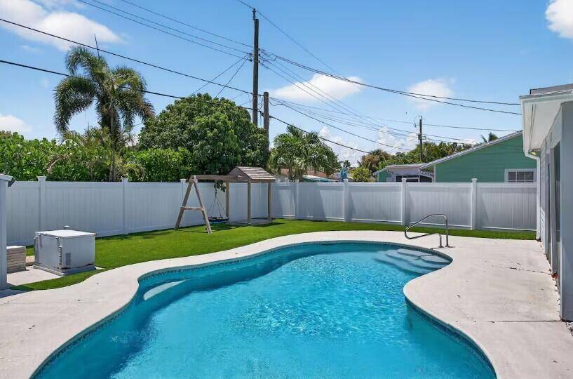 AVAILABLE AUG 3 DEC 15 Only Welcome to your ultimate Florida escape !