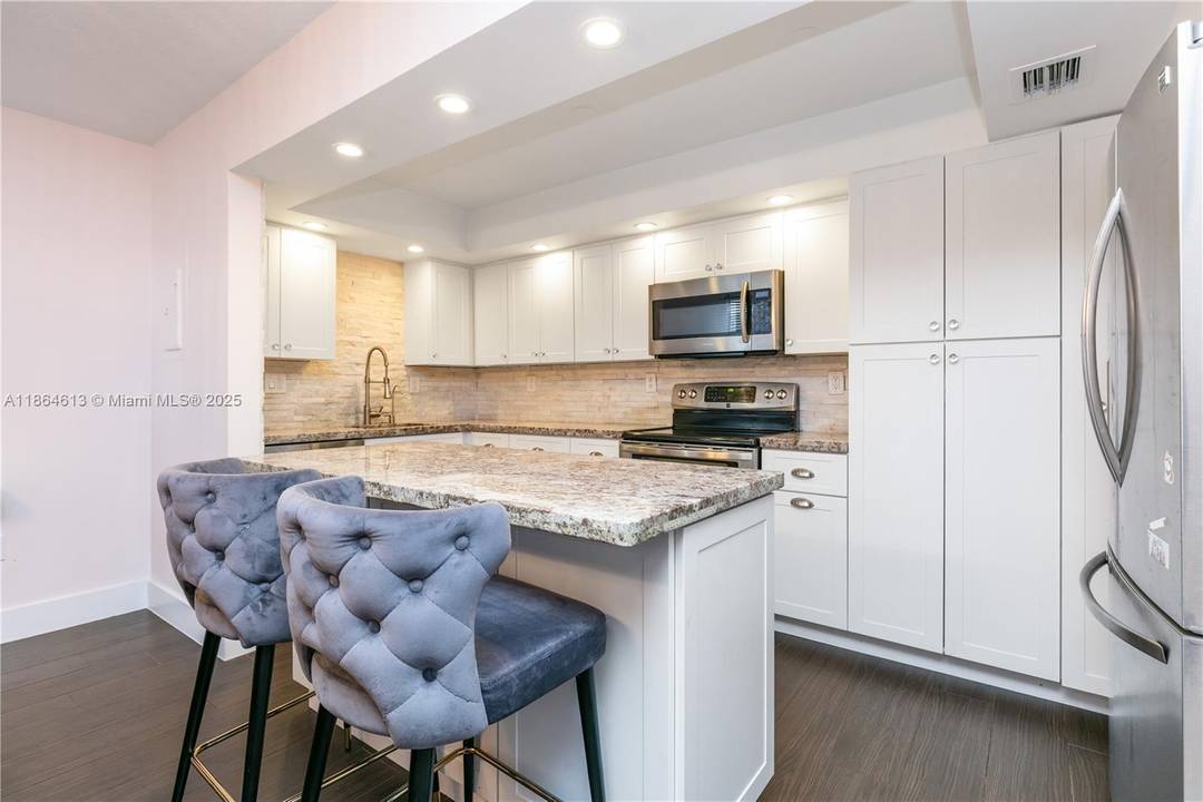 PRIME LOCATION in the heart of Aventura !