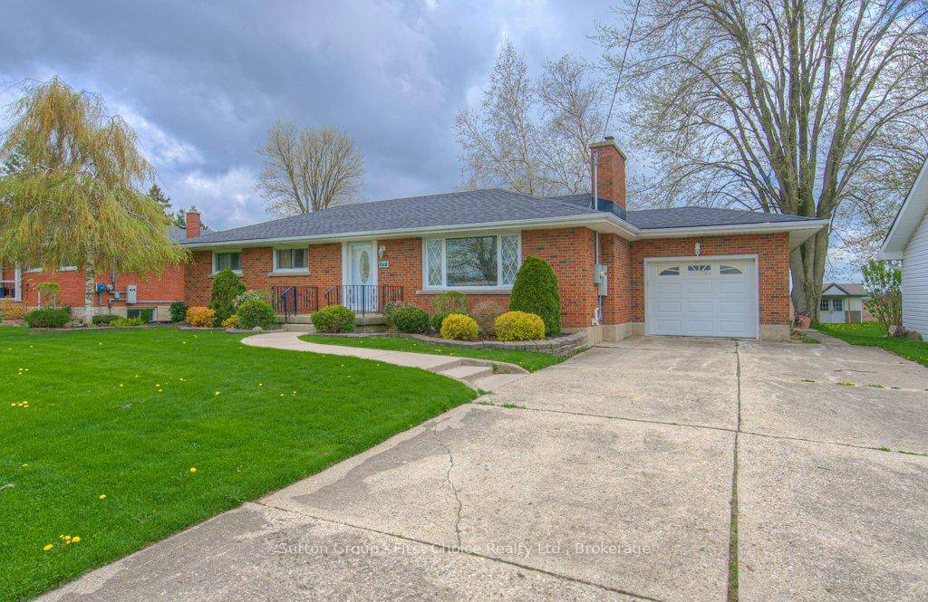 Discover the perfect blend of peaceful country living just minutes from the city !