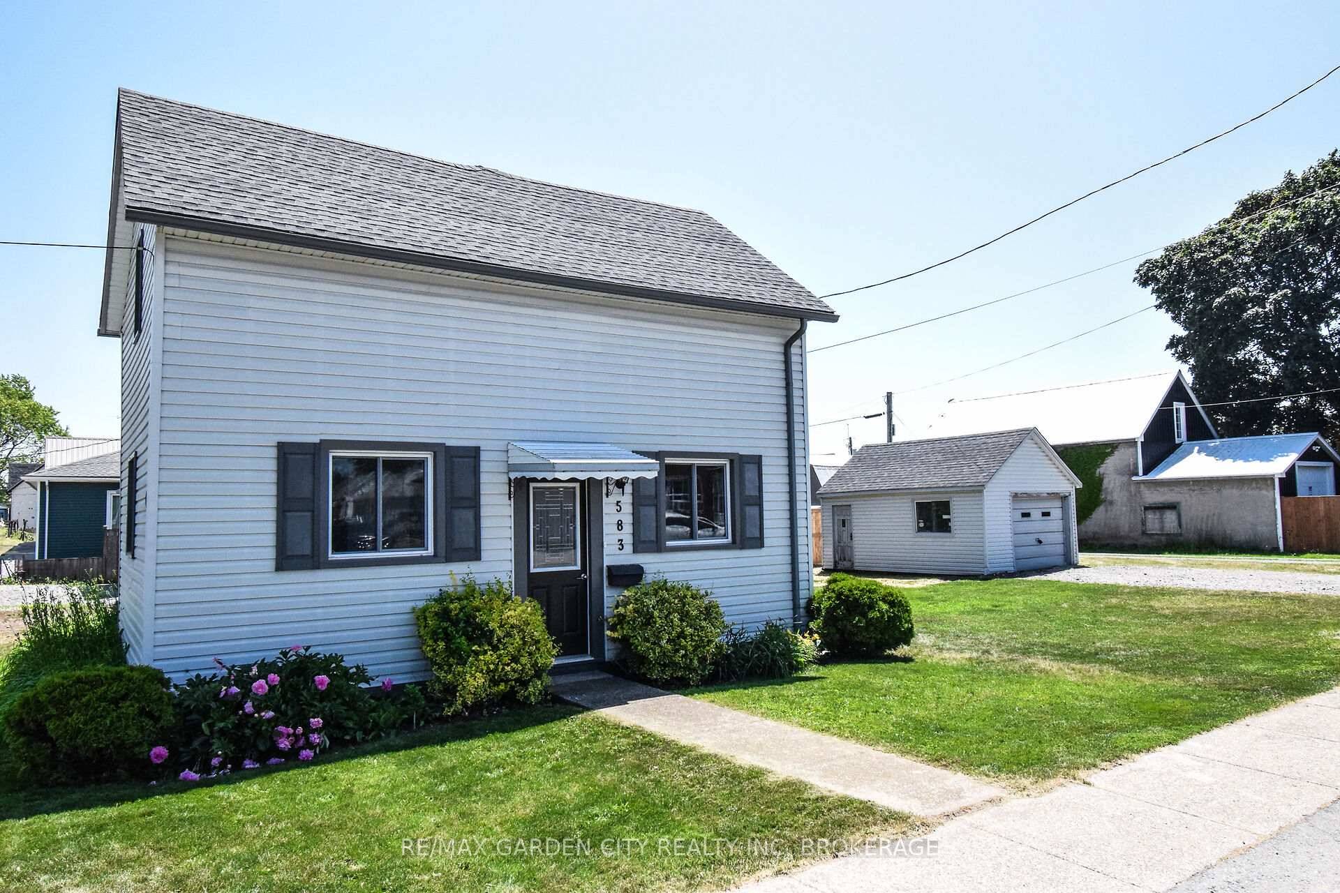 Move in ready ! ! This 4 bedroom, 2 bathroom, 2 storey home is located in a great central location of Port Colborne.