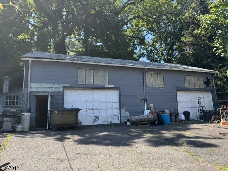 EXTREMELY RARE OPPORTUNITY !