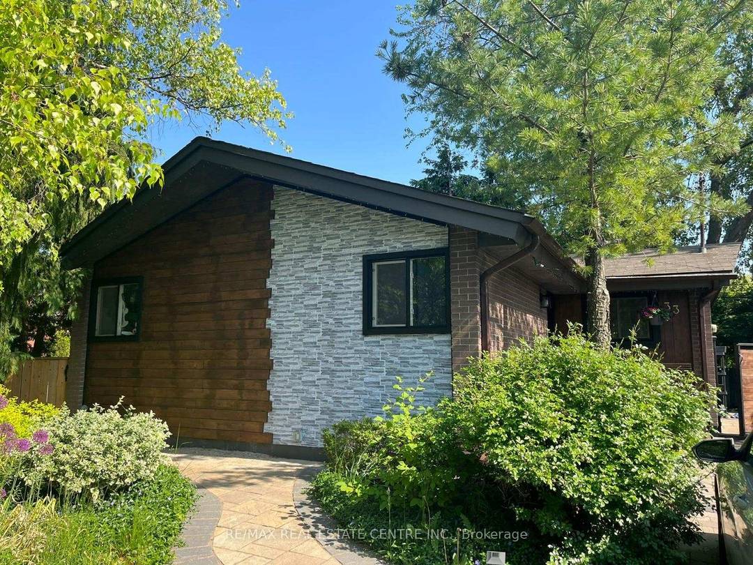 Welcome home to your beautiful 3 bedroom 1 bathroom main level unit in a detached home.