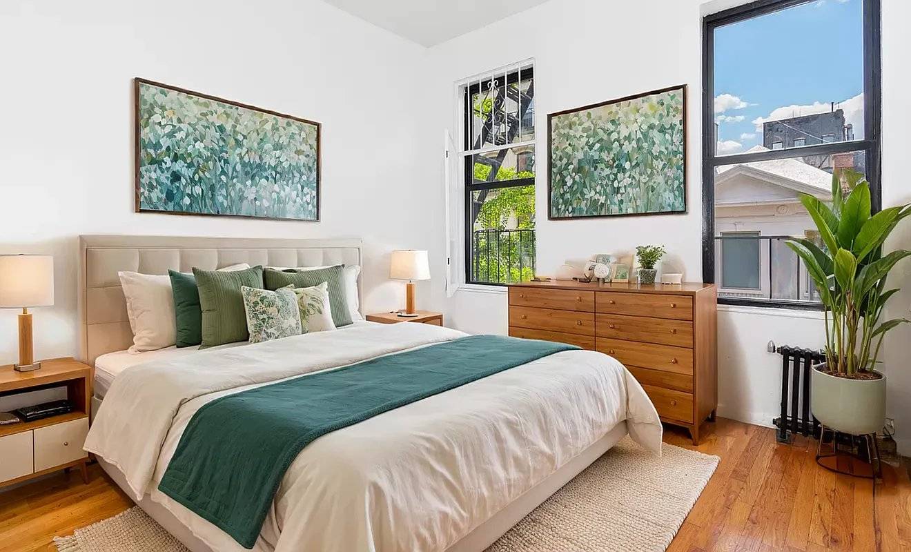 Sunny 2 Bedroom Apartment in the heart of Little Italy !