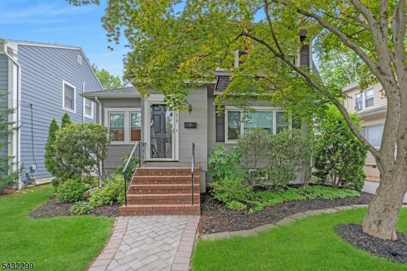 This charming move in ready 3 bedroom, 2 full bath colonial sits on a lovely tree lined street on the north side of Scotch Plains just blocks from Evergreen ES, ...