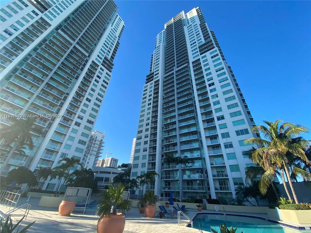 Experience the essence of urban luxury in this refined 2 bed 2 bath residence located in the heart of Miami's Epicenter !
