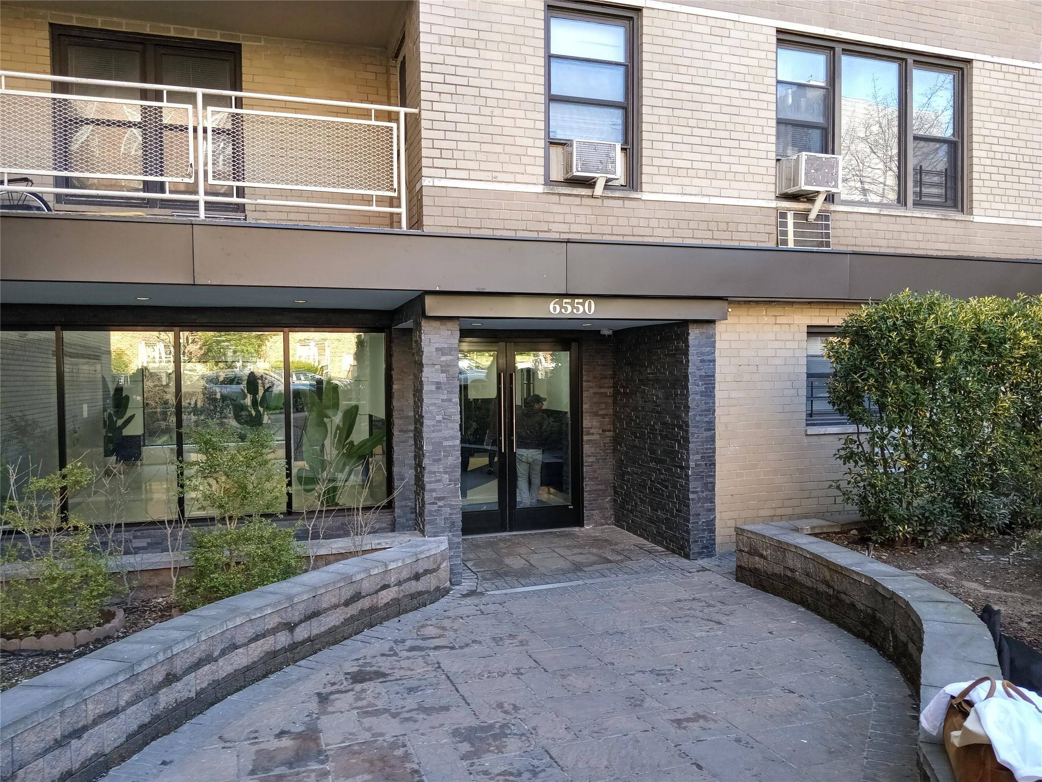 This 2 br 1ba condo unit is located in the highly sought after Wetherole Plaza Condominums.