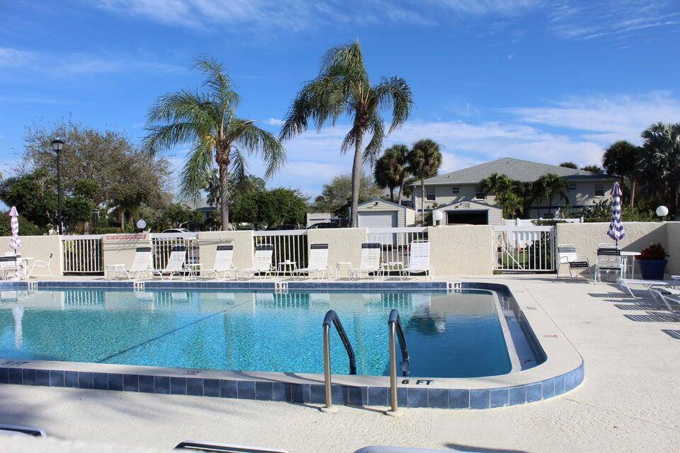 Beautiful and well kept two bedroom, two bathroom condo in the highly desired community of Midport I.