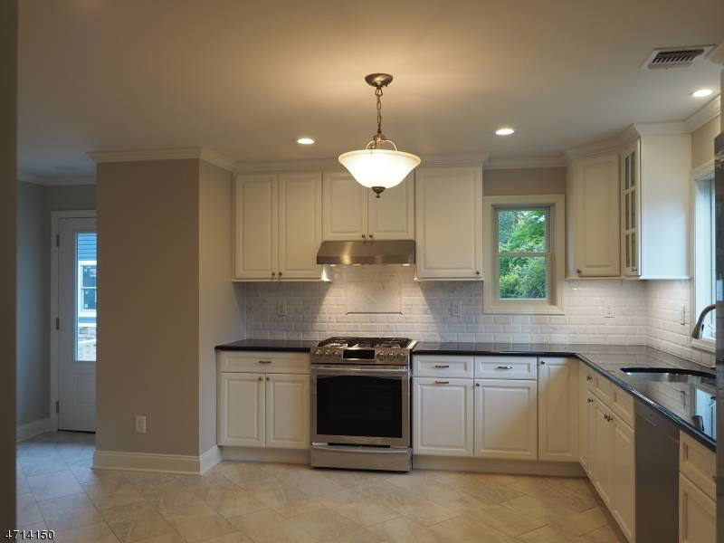 Beautiful 3 Bedroom home with 2.