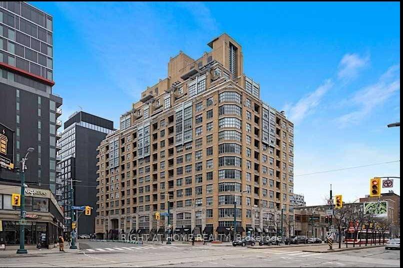 Spacious studio suite in 'The Morgan' on Richmond in the heart of Toronto's Fashion District, and steps to some of the best restaurants in the city !