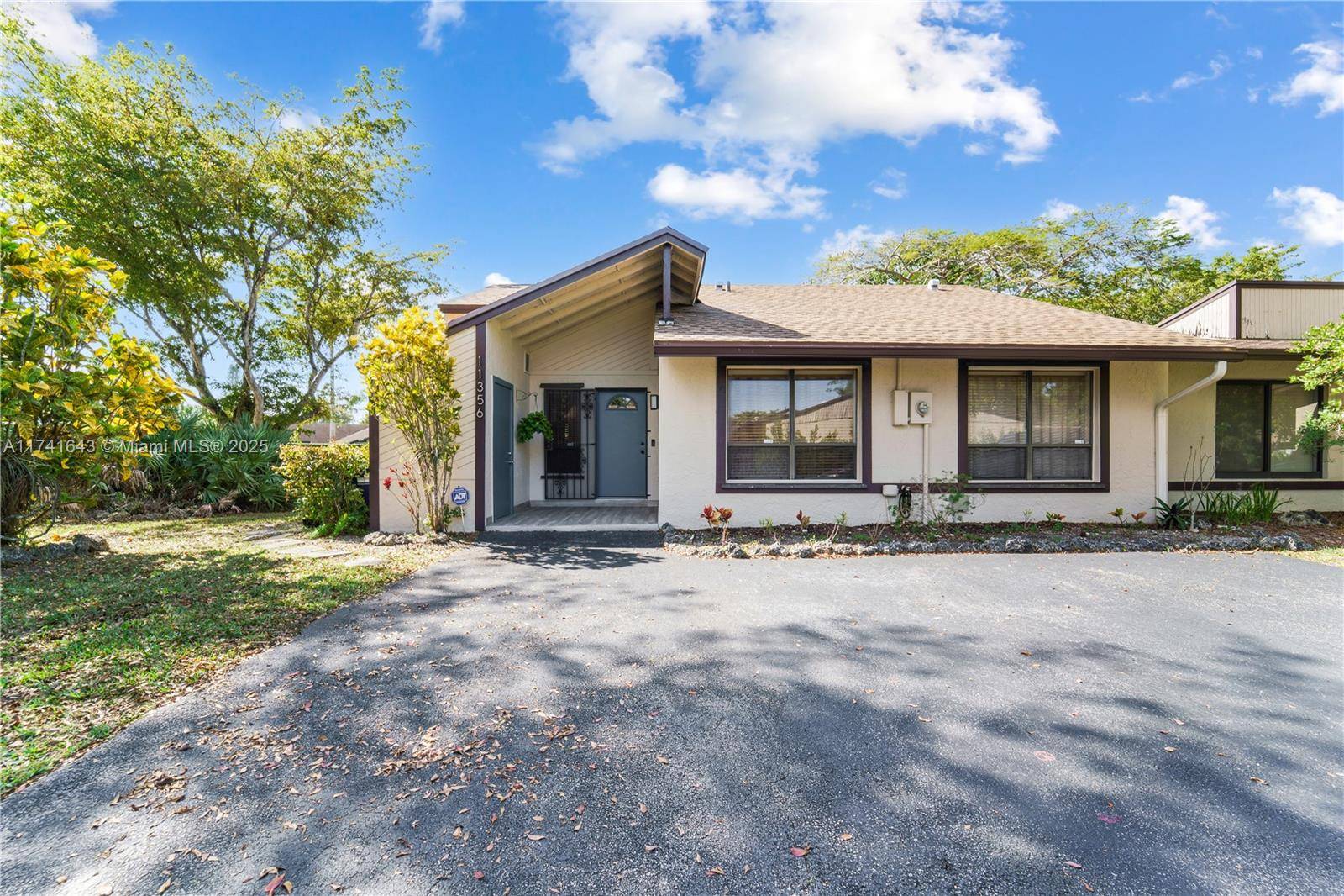This lovely turn key corner unit is ready for you to move in !