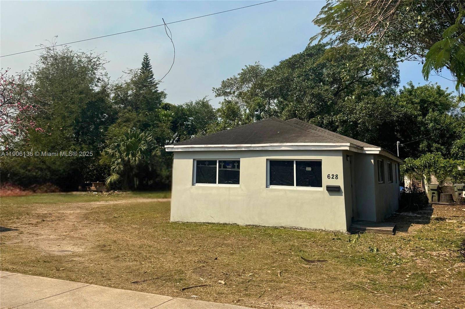 Priced to Sell ! Charming single family home on an oversized 10, 000 SQFT corner lot in a quiet residential pocket of Homestead.
