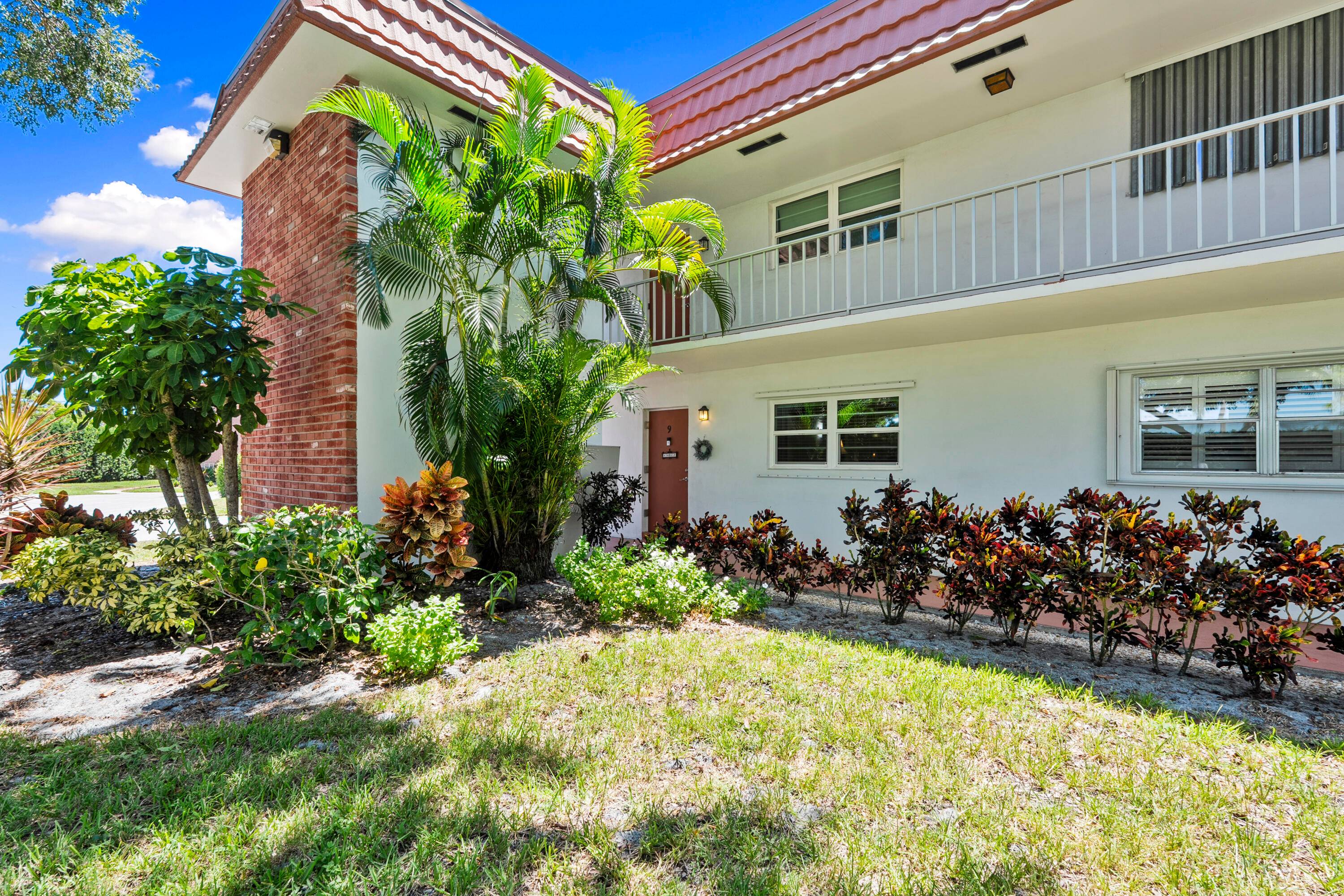 1st Floor 2Bed 2Bath corner condo renovated in 2019.