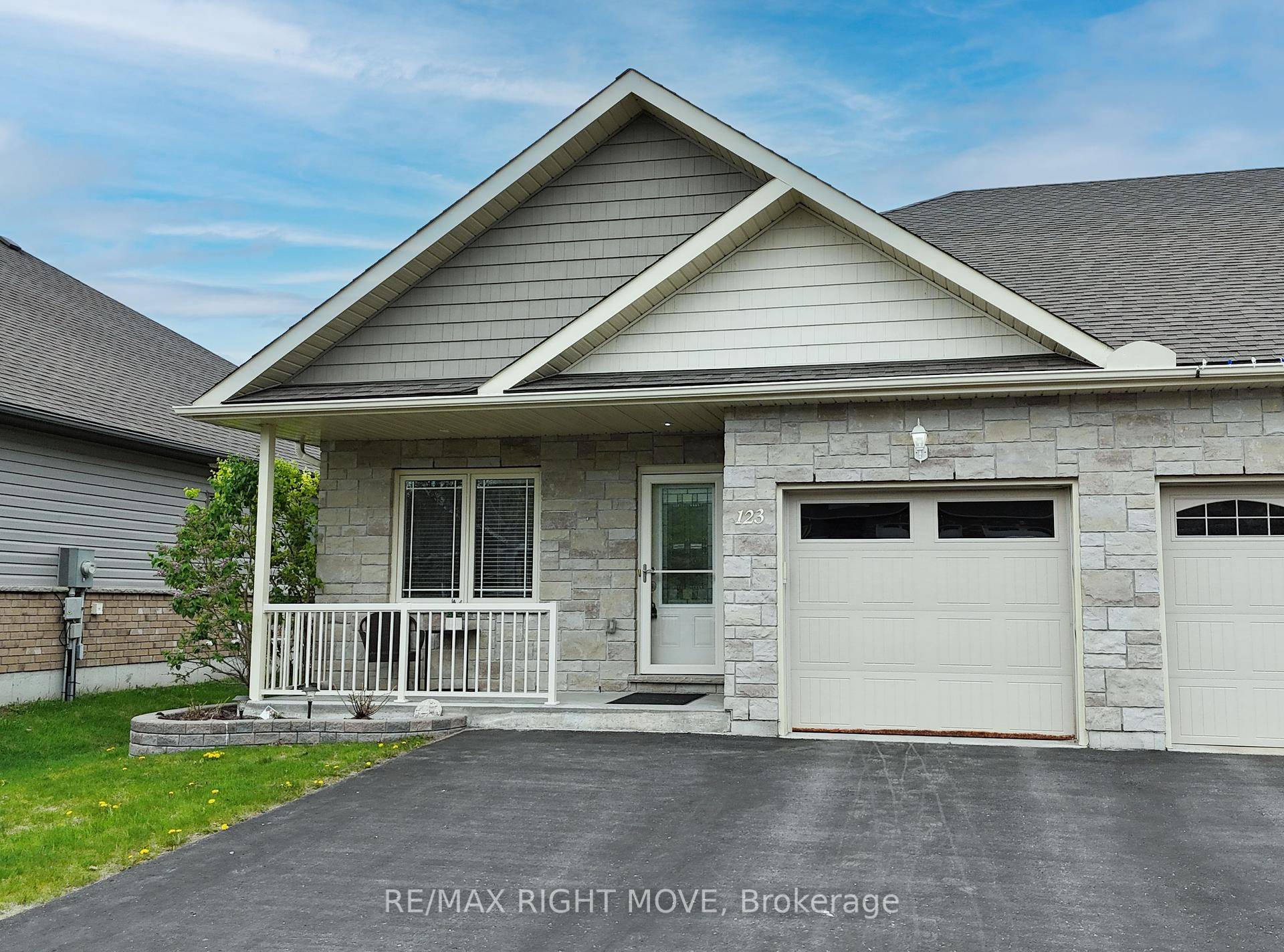 END UNIT BUNGALOW TOWNHOME in Orillia's popular NORTH LAKE VILLAGE.