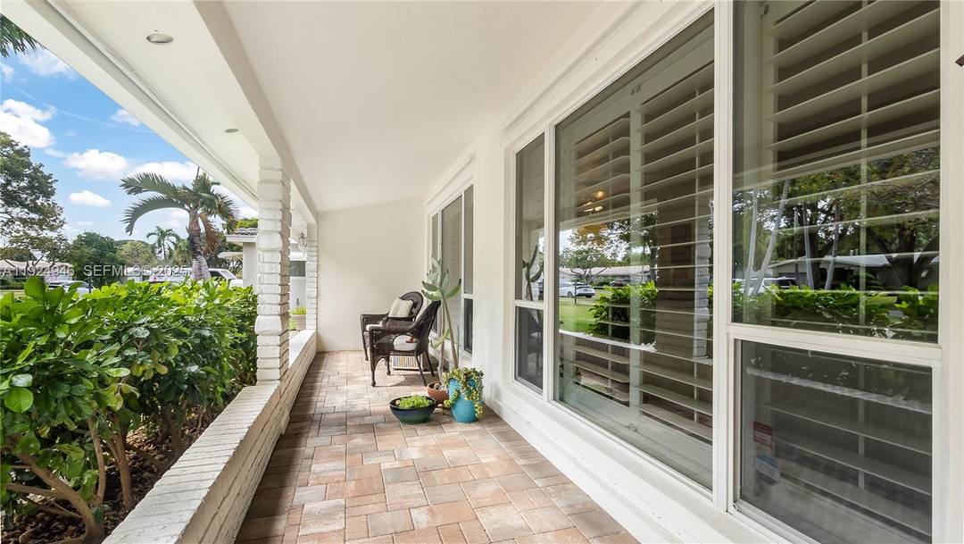 Discover the perfect blend of comfort and convenience in this inviting single family pool home located on an oversized, 15, 000 square foot lot, in highly desirable Hollywood Hills.