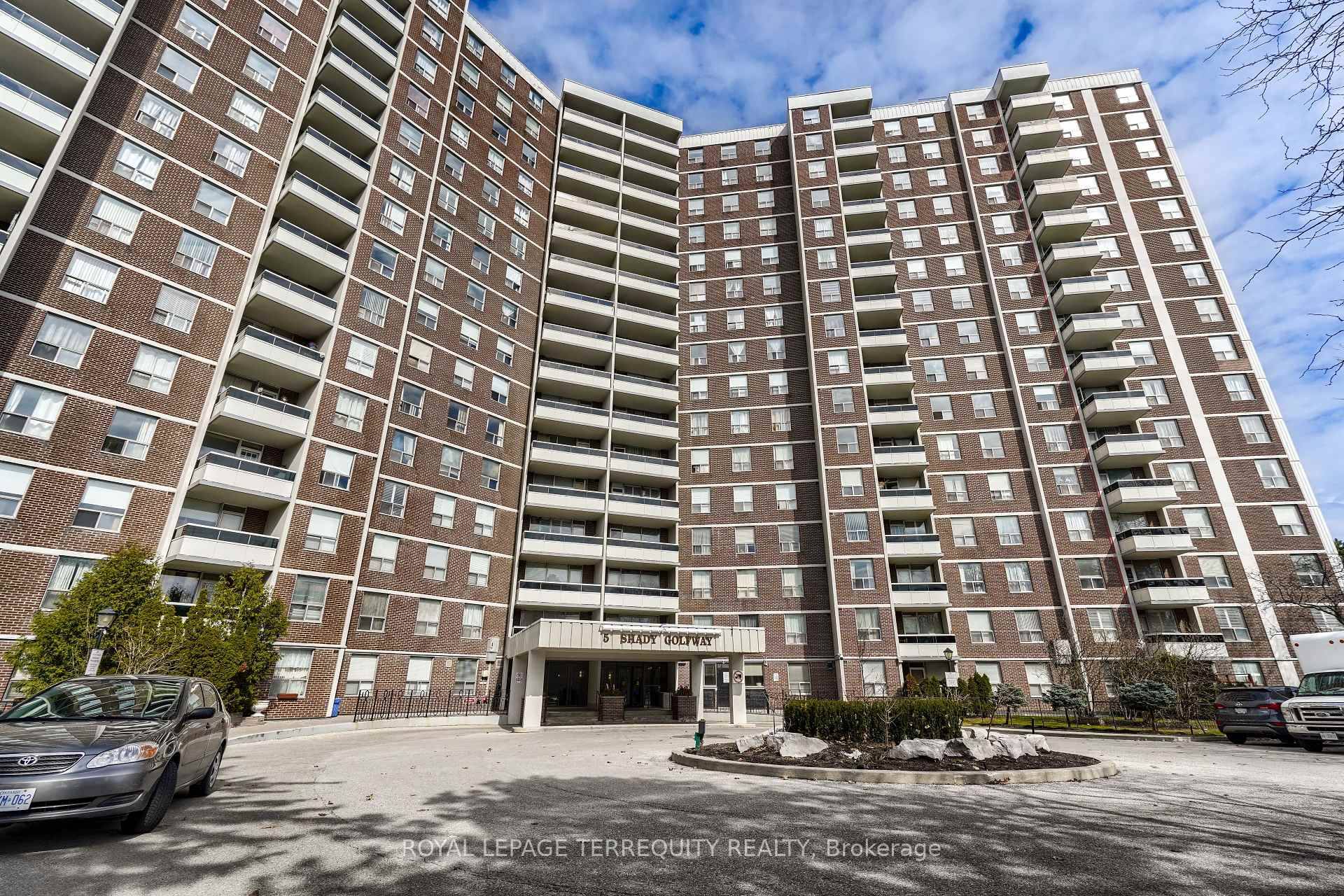 Welcome to Unit 904 at 5 Shady Golfway.
