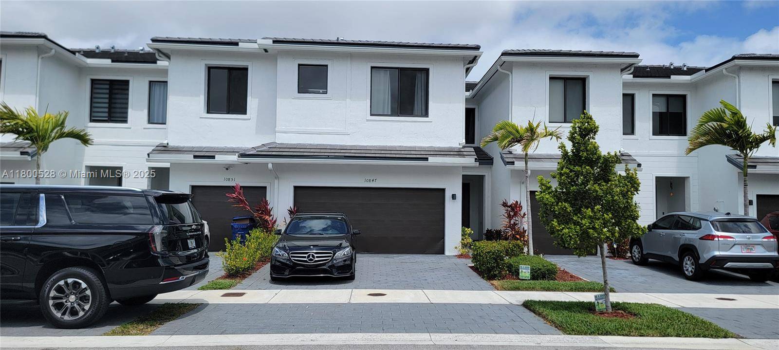Beautiful new huge townhouse with high ceilings, master bedroom vaulted ceiling, two car garage, 2, 380 square feet, that's bigger than many houses !