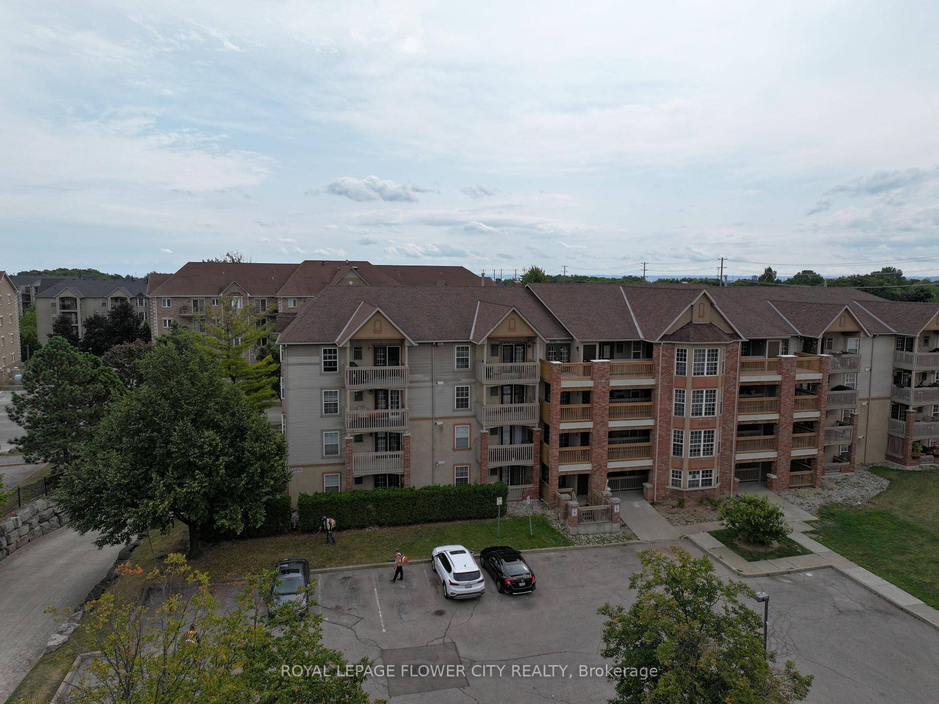 Welcome To Tansley Woods in Burlington where you'll fall in love with the vaulted ceilings and large windows with lots of natural light in this 2 bedroom plus 2 Washrooms.