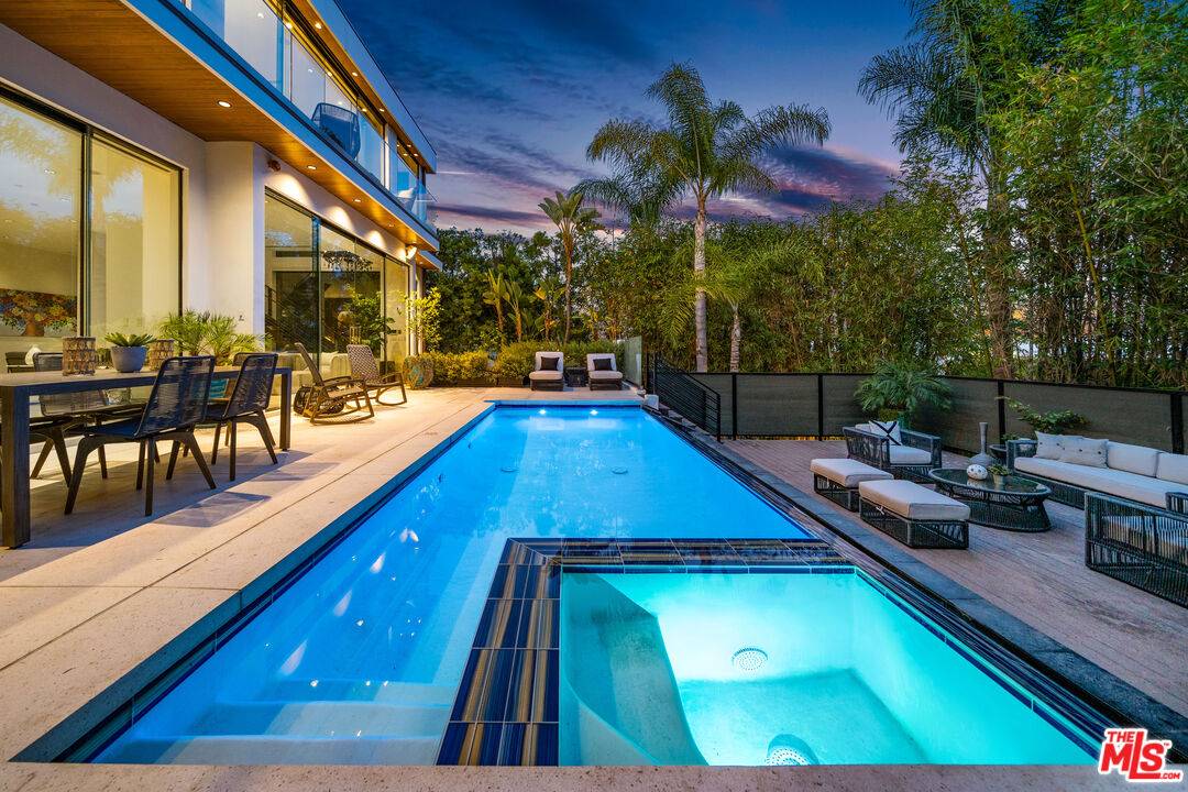 8967  SHOREHAM DR Beverly Hills Flats LA