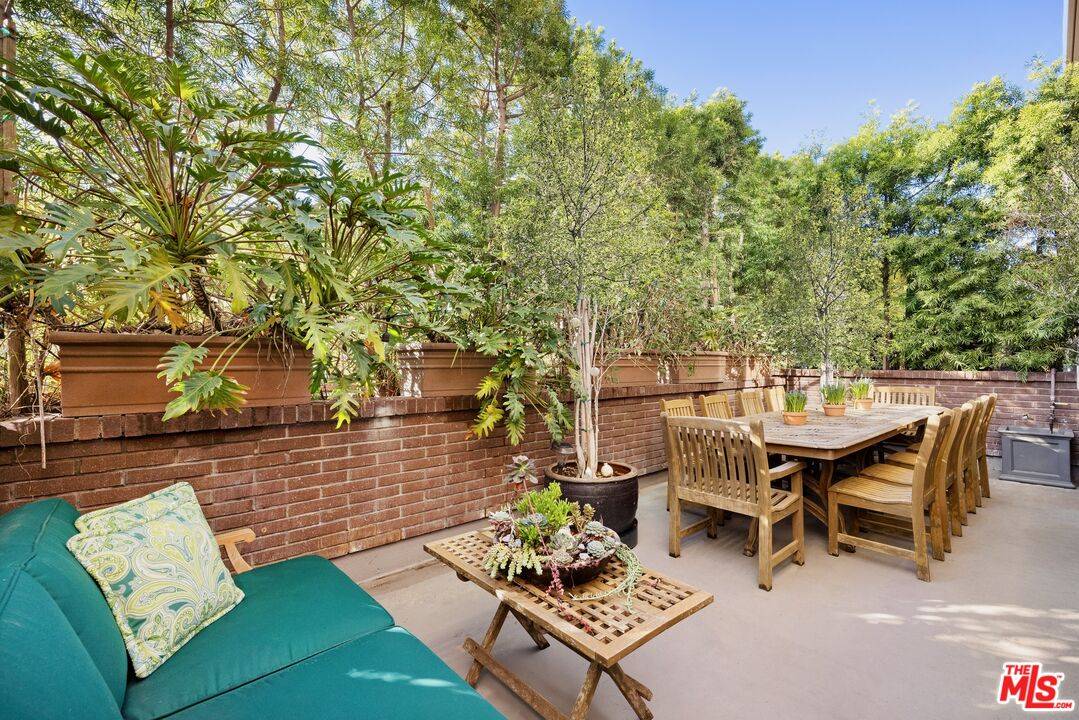 211  S Spalding Dr 2BR Beverly Hills La