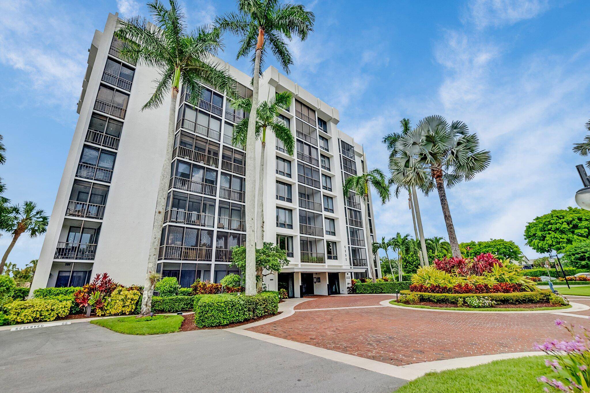 Light and Bright, Unfurnished 2 bedroom, 2 bathroom condo inside the famed Boca West CC.