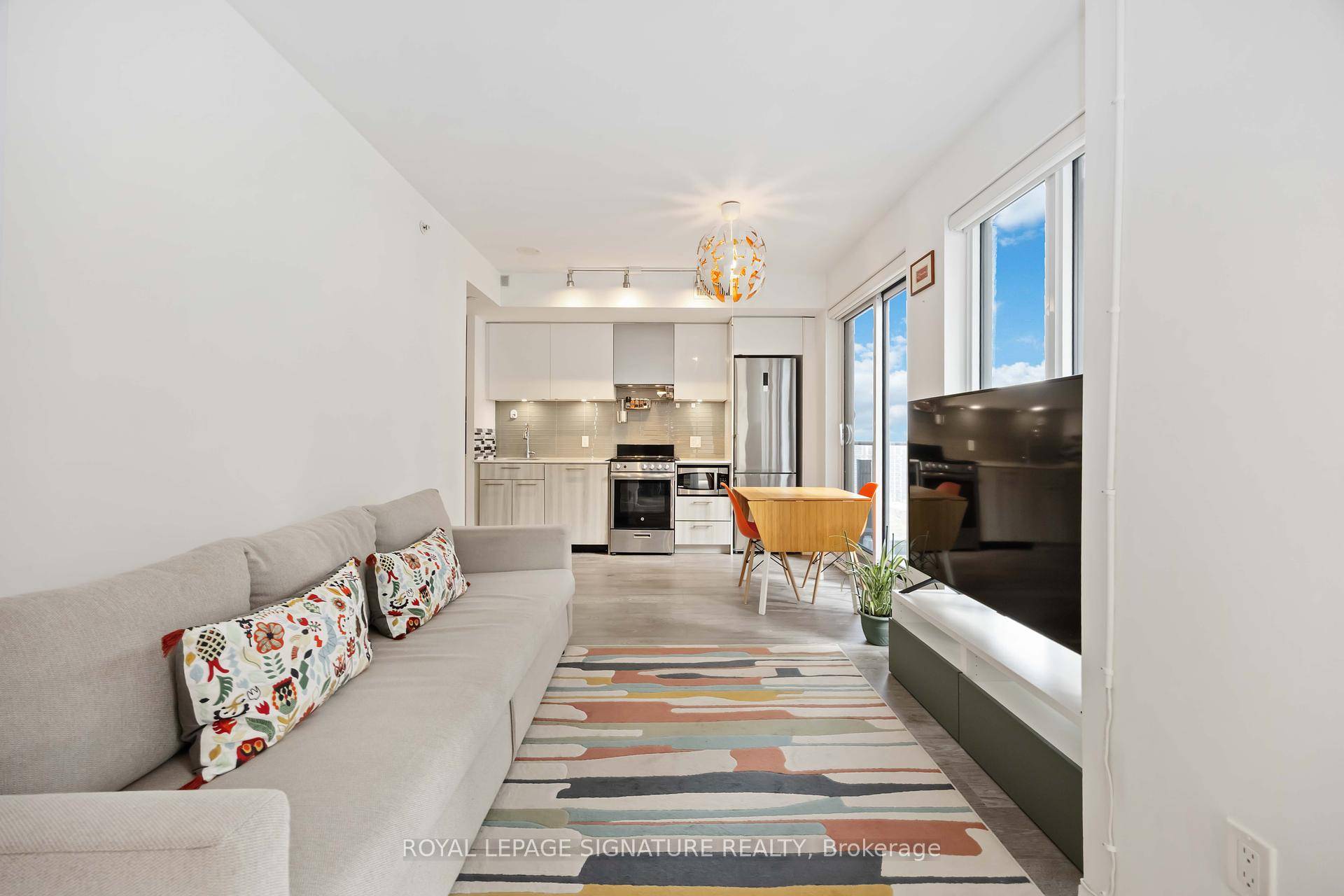 Soak up the city vibes in this bright corner 2 bed, 2 bath condo at Dundas Square Gardens !