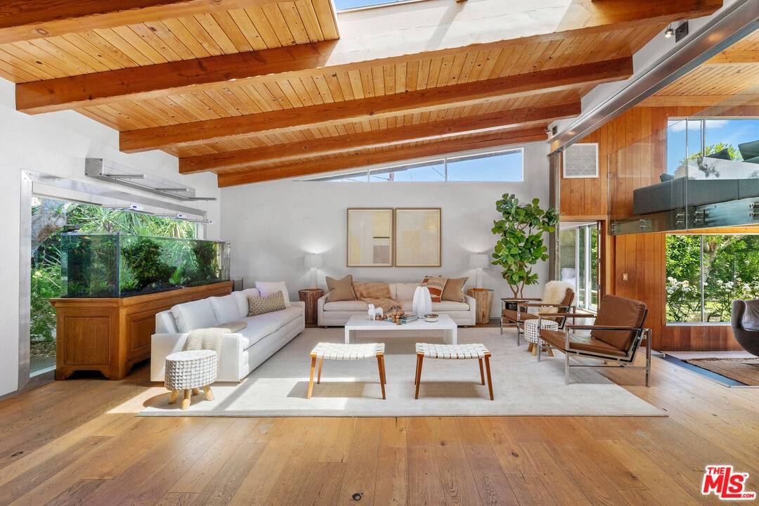 1470  N Tigertail Rd 5BR Brentwood La