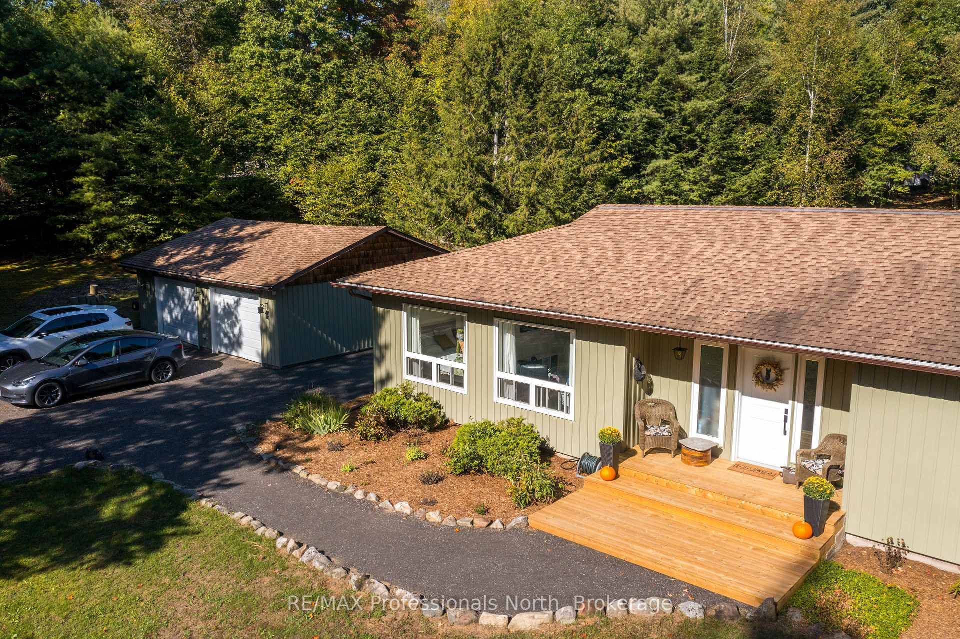 Welcome to your modern Muskoka retreat in the heart of beautiful Port Sydney.