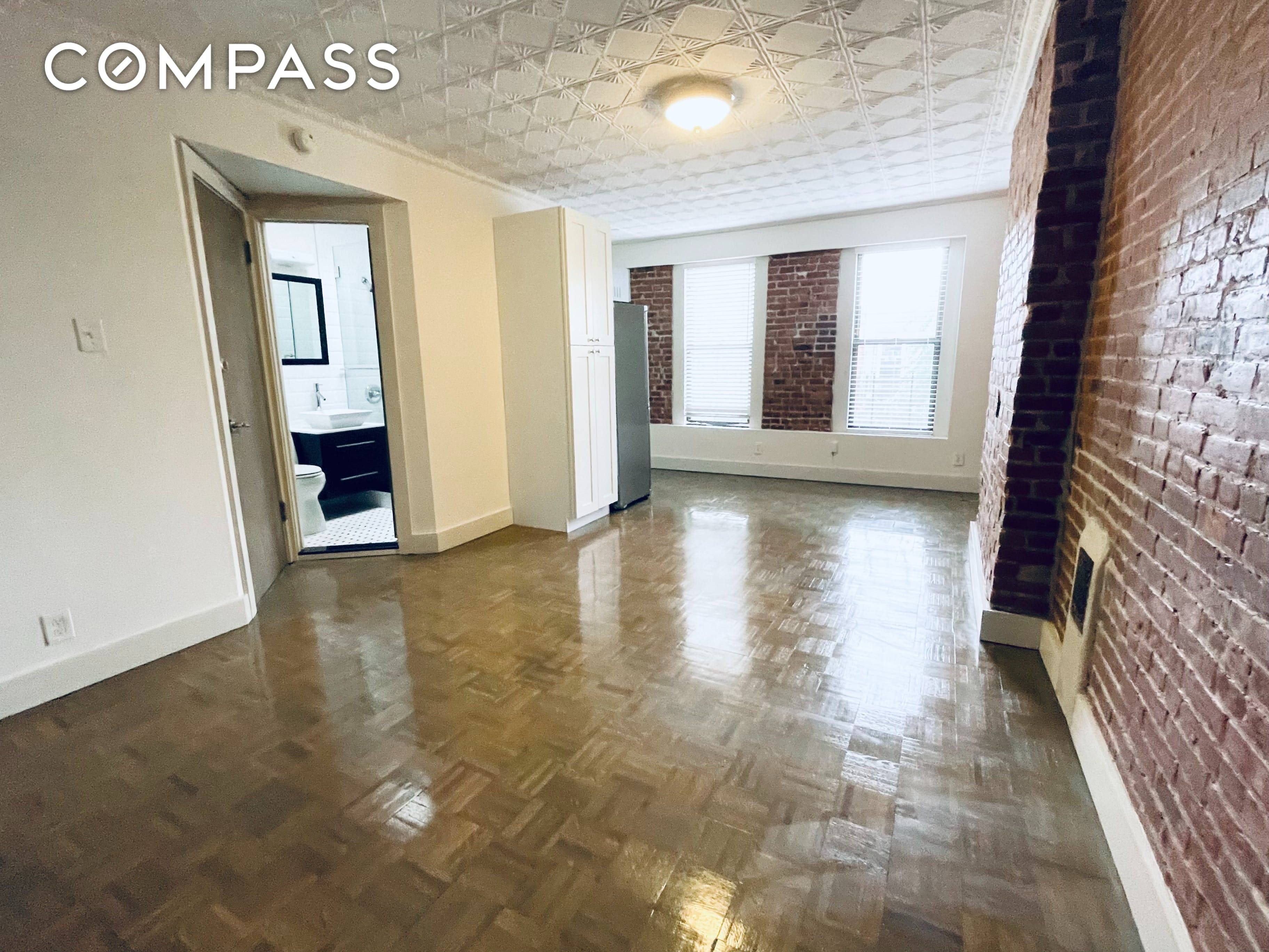 Beautiful top floor 1. 5 bedroom in Park Slope.