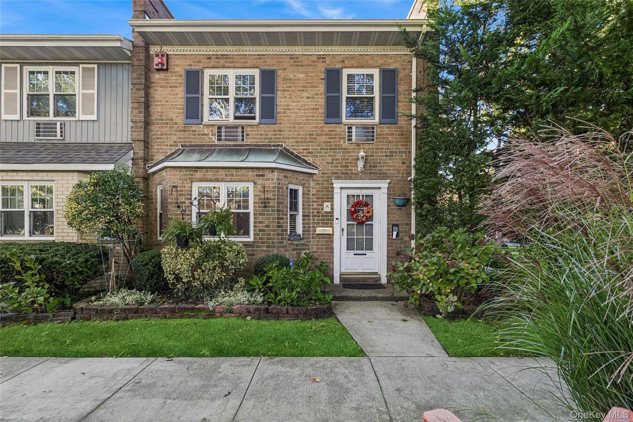 Welcome to Birchwood Glen, a peaceful and gated community offering exceptional amenities and a convenient Holtsville location.