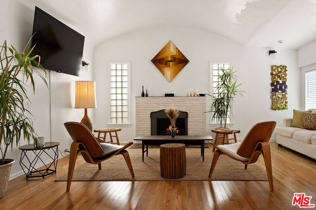 7459 Rosewood Ave 2BR Hancock Park La