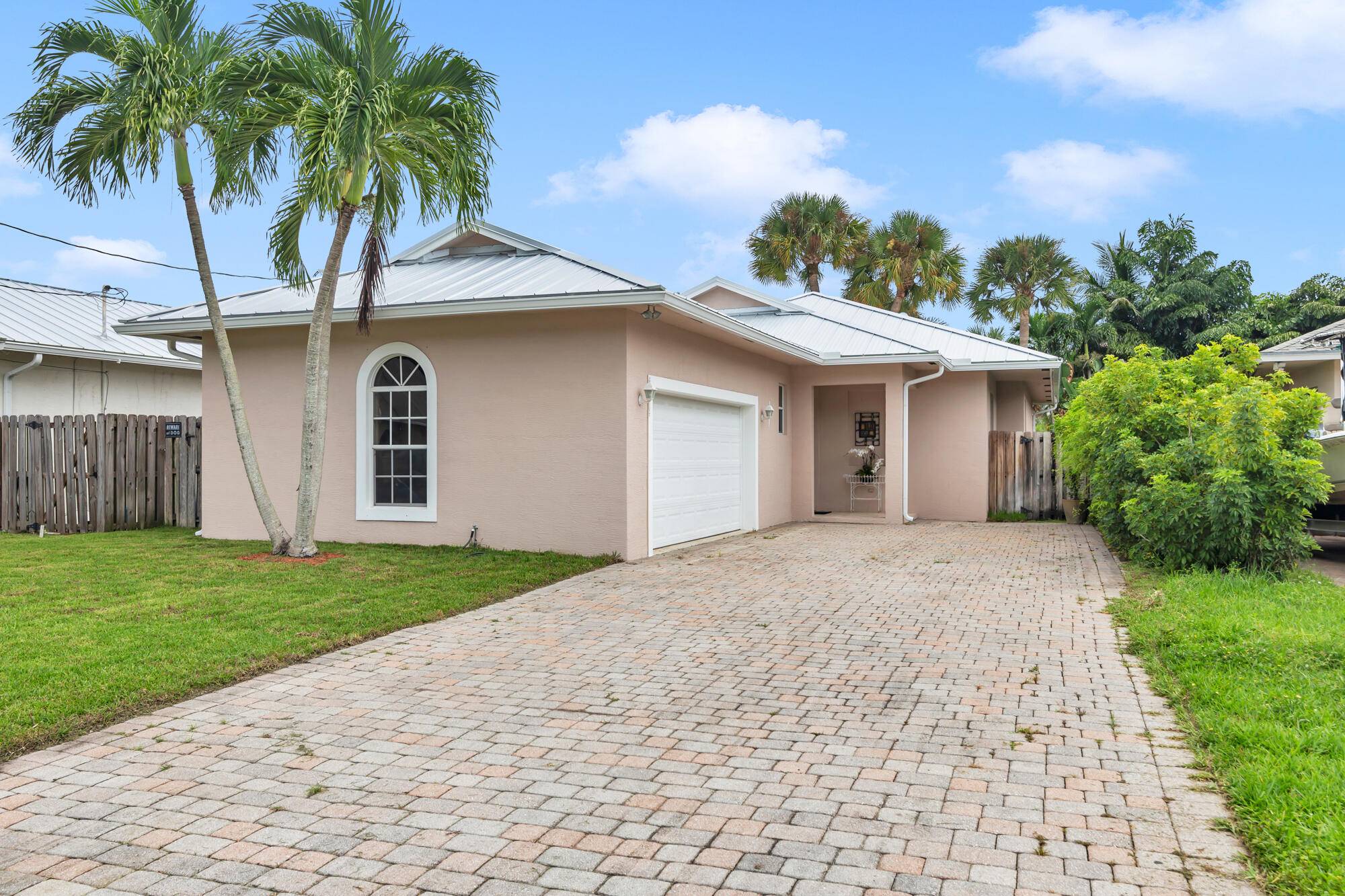 Charming 3 bedroom, 2 bath home located in the heart of Jupiter with no HOA.