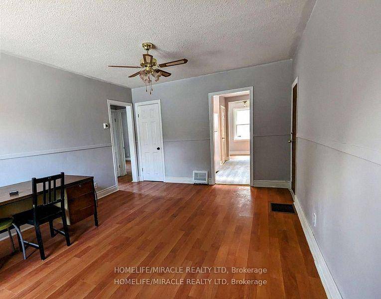 Prime Investment Opportunity in Georgetown, Halton Hills AWESOME 2 BEDROOM BUNGALOW HOUSE WITH CONVENIENCE STORE INVESTMENT PROPERTY FOR SALE NOT BUSINESS An exceptional investment opportunity awaits in the heart of ...