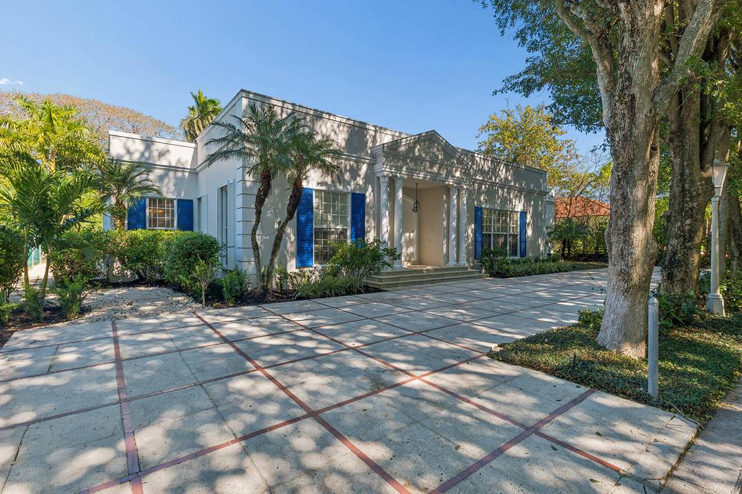 Welcome to 417 Antigua Lane, a spectacular Gottfried Regency Estate located in the heart of Palm Beach, just moments from world class dining, boutiques, and the island's most coveted destinations ...