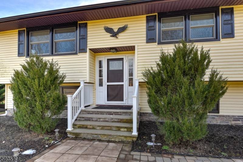 Immaculate 4 bedroom, 3 full bath bi level in Warren Township.