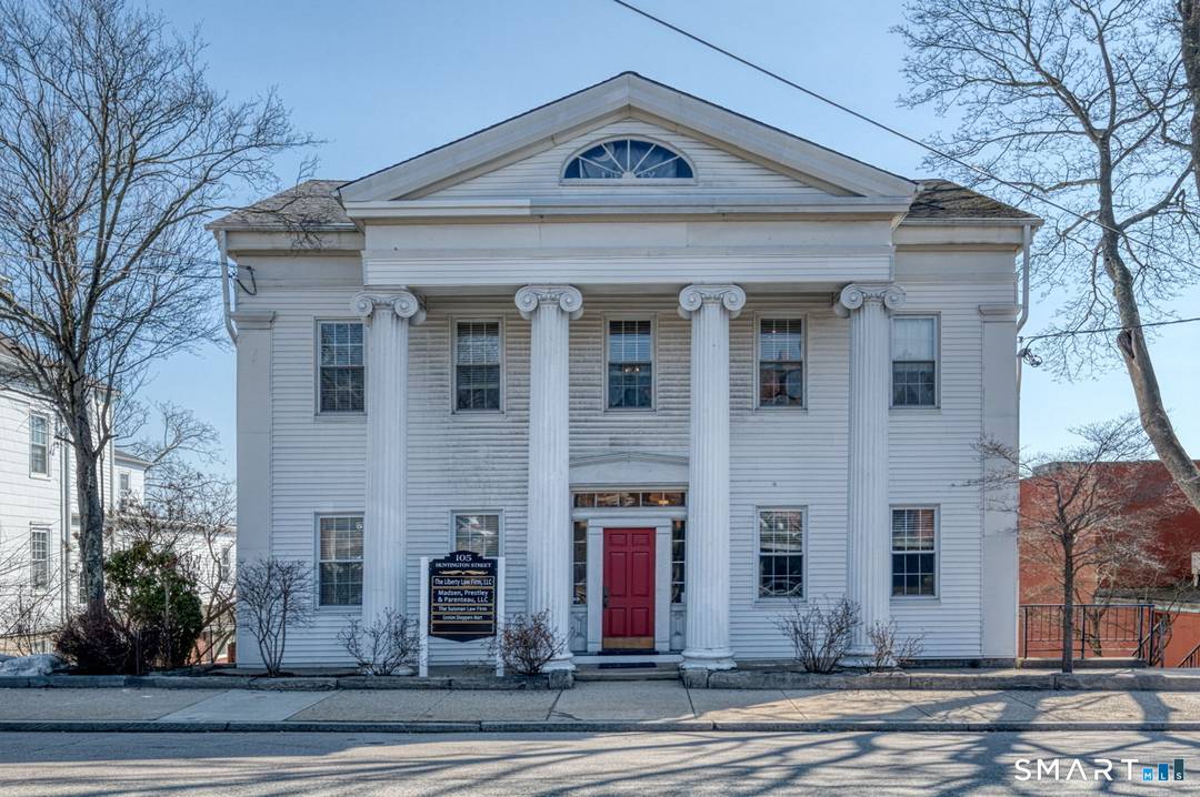 Attractive building on Whale Oil Row with easy acces from 95 conveinient walk to the Court house, restaurants, entertainment, train and ferry.