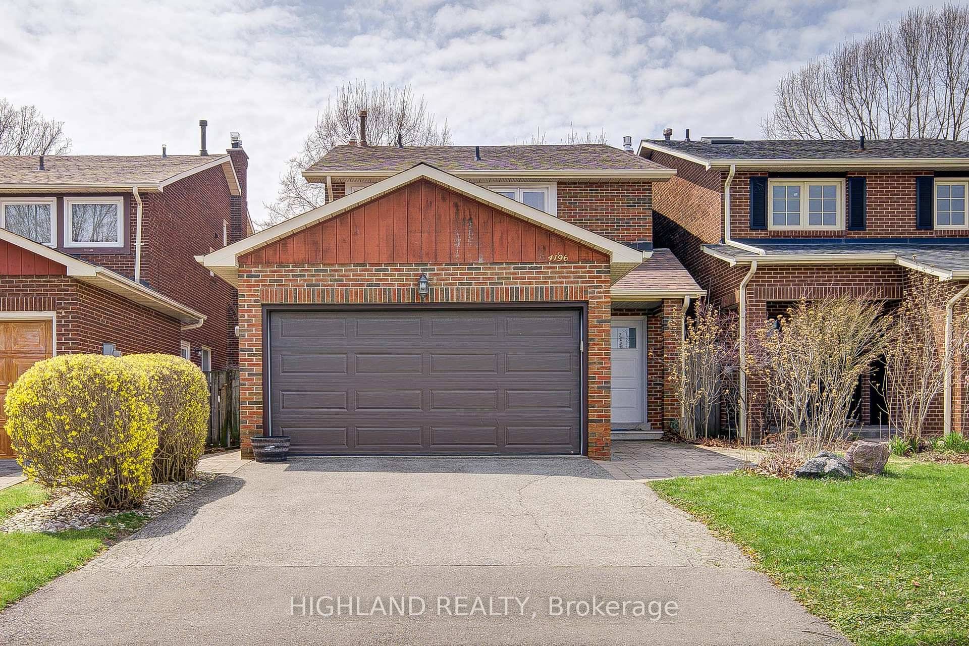 Turnkey Home in Family Friendly Erin Mills Crescent !